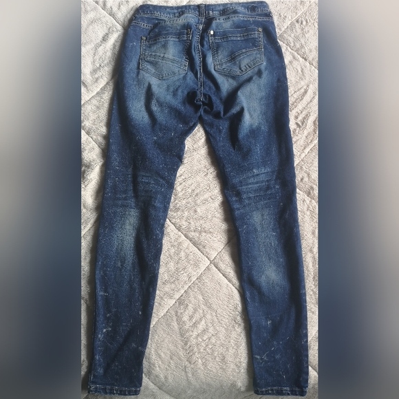 Skinny jeans. Size 9. - Picture 6 of 10